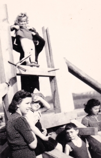 Ludmila Müllerová (top) with siblings at the Bohdalec barricade, May 1945