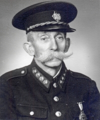 Dědeček Lambert Vémola v hasičské uniformě. Byl jedním ze zakládajících členů dobrovolných hasičů v Jamnici. Fotografie z roku 1950