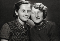 S Dagmar Kociánovou v době studií na zahradnické škole v Ostravě-Zábřehu, polovina 50. let 20. století