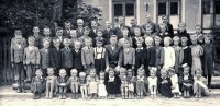 Pupils of the municipal school in Jamnice with their class teacher Rulíšek. Marie Volovská is in the lower part of the photo first from the right sitting on the curb, 1942