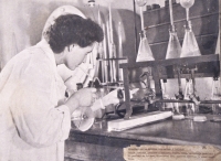 Pamětnice na propagačním snímku z opavské výzkumné stanice obilovin, 50. léta 20. století