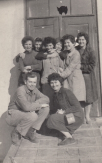 Alfréd Milan Satke – dole vlevo, jako dělník, leštil bižuterii, Jakubčovice nad Odrou, konec 50. let