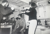 Ivan Spěvák na oslavě Silvestra 1976 s kamarády