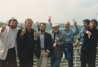 Návštěva Josefa Škvoreckého (čtvrtý zleva) ve Studiu Budíkov, vpravo vedle něho Martin Kratochvíl 