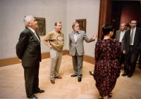Výstava v Rudolfinu, zleva kurátor Antonín Hartmann, Václav Havel, Zbyšek Sion, Praha, 1996
