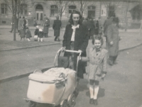 Vladimíra Čermáková with her mother and brother, 1946