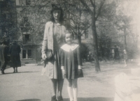 Vladimíra Čermáková with her mother, 1946