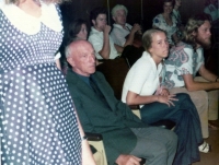 Josef Šedivec's future wife, Bonnie Penney, during the naturalization ceremony in which Josef Šedivec became a U.S. citizen in 1975