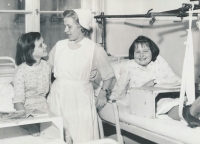 Miroslava Smetanová coby začínající sestra v 50. letech 20. století
