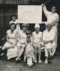 V práci si v 70. letech dělali legraci z brigády socialistické práce. Miroslava Smetanová sedí druhá zleva