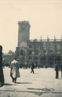 Po osvobození se rodina šla podívat, jak vypadá centrum Prahy. Na fotografii ohořelá Staroměstská radnice