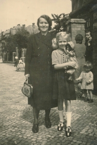 Miroslava Smetanová koncem druhé světové války  s maminkou na pražské Pankráci poblíž svého tehdejšího bydliště
