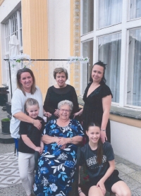 Miroslava Smetanová (sedící uprostřed) s dcerou, vnučkami a pravnučkami v roce 2025