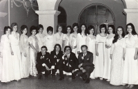 Květoslava Kudláčková na maturitním plese (šestá zprava), 1972