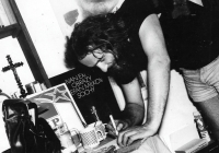 Podpis smlouvy s Pražskou imaginací, svátek sekané u Karla Novotného doma, 1990