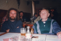 Karel Novotný a Bohumil Hrabal v přeloučské hospodě v roce 1996