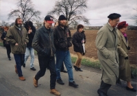 Cestou na hřbitov, uložení urny Bohumila Hrabala, rok 1997