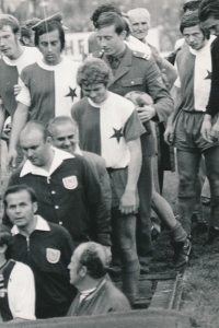 Pamětník (2. zleva) v dresu pražské Slavie po utkání s Trnavou, 1. polovina 70. let