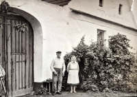 Kříhovi (rodiče pamětnice) před statkem v Olešnici, 50. léta 20. století