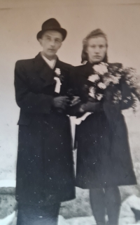 Svatební fotografie z roku 1944 - novomanželé František a Bohumila Daňhelovi