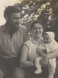 Květoslava Kudláčková s rodiči Květoslavou a Ervínem, ochoz myslivny na Kristin Hrádku, 1954
