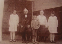 Rodina Augustinových, zleva: Maruška, tatínek, Fanoušek, maminka, Boženka