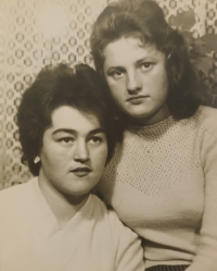 Alena Marková (vpravo) s kamarádkou