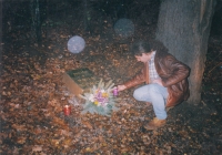 U pomníku Pavla Wonky v Chomutově, 1998 
