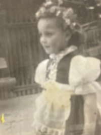 Alena Pechová ve slováckém kroji v Hodoníně (1952)