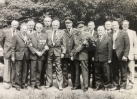 Tatínek Aleny Pechové Miroslav Filipovič (zcela vpravo) se spolubojovníky (90. léta)