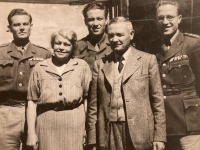 Tatínek - Miroslav Filipovič (vpravo) s bratry a rodiči
