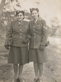 Maminka - Hana Filipovičová s kolegyní v uniformě ATS (1943)