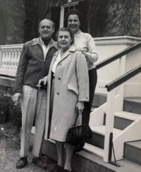 Matka Aleny Pechové s matkou a jejím manželem v Americe (1965)