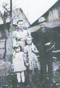 Jarmila Kovařčíková se sestrou Zdenkou, maminkou a bratrancem Augustinem Bártkem