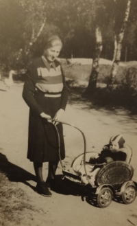 Aloisie Knedlhansová s malou Alenou, Svatava, 1948