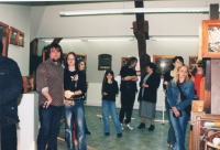 Výstavy pamětníka v Třemošnici. Karel Novotný stojí uprostřed s maminkou, rok 2005