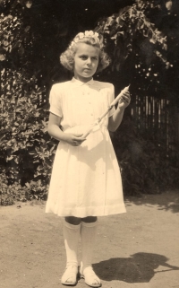 Jaroslava Grolichová, roz. Nádvorníková, první svaté přijímání, cca 1951