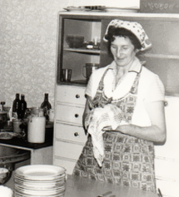 Pamětnice jako kuchařka v roce 1964