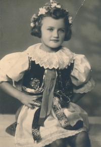 Irena Brožová, 1945, v kroji, asi boleslavském 