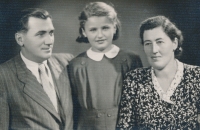 Irena Brožová s rodiči, 1948
