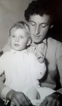 Zdeněk Lukeš s tatínkem ak. soch. Vladimírem Kýnem, 1955