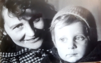 Zdeněk Lukeš s maminkou ak. soch. Janou Lukešovou, 1957