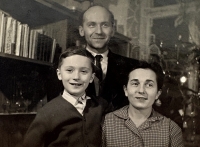 With parents Jiří Pichrt and Eliška Pichrtová, 1959