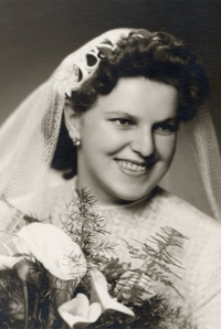 Marie Grolichová, roz. Nádvorníková, svatební fotografie, 1962