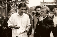 Zdeněk Lukeš (vlevo) s Václavem Havlem a Milošem Formanem na akci Asanace v asanaci, Praha-Vysočany, 1990