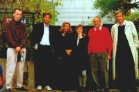  Zdeněk Lukeš (druhý zleva), J. Cigler, A. Levete, S. a R. Rogers, J. Kaplický před Linhartovou vilou, 1993