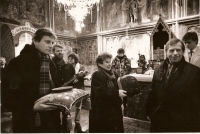 Zdeněk Lukeš (vlevo) a Václav Havel při ukládání korunovačních klenotů, 1993