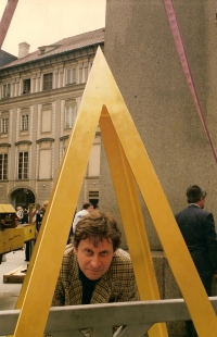 Zdeněk Lukeš - instalace pyramidy na obelisku na Pražském hradě, 1996