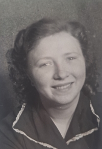Anna Rajmová pravděpodobně ve svých 16 letech, 1951