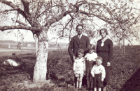 Manželé Bártovi se svými dětmi Vladimírem, Věrou a Josefem, Proseč, 1935